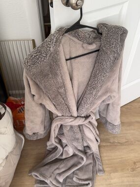 Cozy Women's Hooded Bathrobe - Taupe Plush